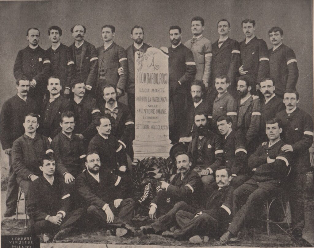 Gruppo di volontari per l'emergenza colera, Napoli 1884. Seduti a terra, da destra Luigi Musini e Felice Cavallotti